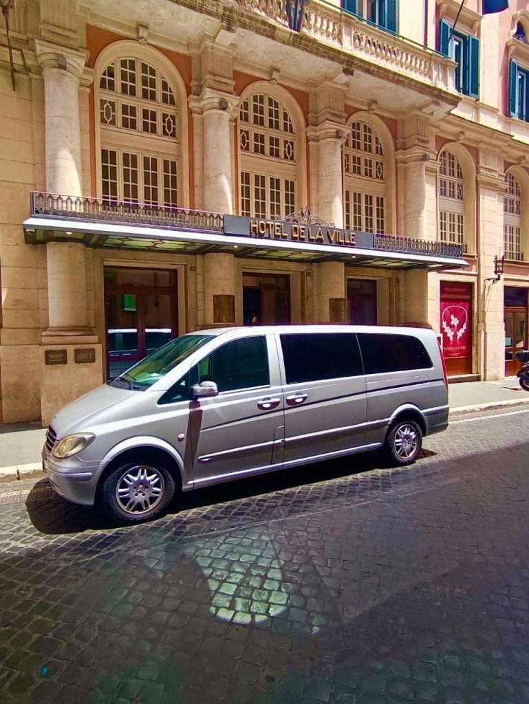 Van Mercedes a Roma durante l'attesa dei clienti