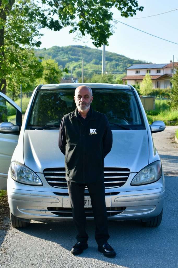 autista professionale NCC taxi Torquati Carlo in divisa in attesa di un cliente