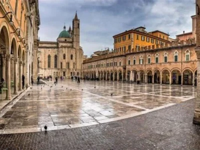 vista della piazza di Ascoli Piceno durante un tour NCC Torquati Carlo
