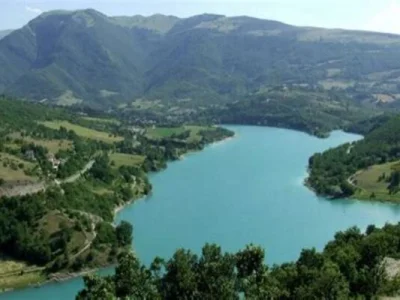 vista del lago di fiastra durante un tout naturalistico NCC