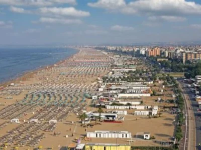 veduta panoramica sul lungomare di Riccione durante un tour estivo sulla riviera Adriatica