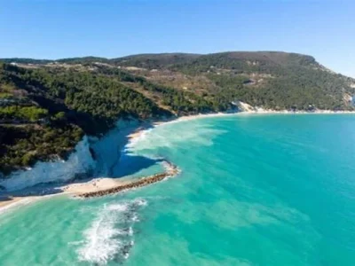 vista dall'alto sulla riviera del Conero durante un tour NCC Torquati Carlo