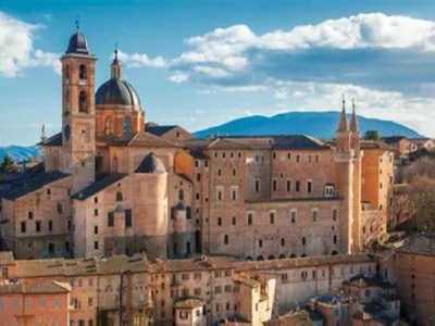 veduta dall'alto del centro storico di Urbino durante un tour NCC